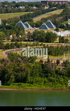 Cette image montre le Muttart Conservatory, un jardin botanique à Edmonton, Canada Banque D'Images