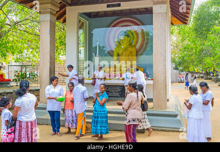 La statue de Bouddha méditant avec de nombreux pèlerins autour de lui dans la cour de l'arbre de Bodhi Temple Banque D'Images