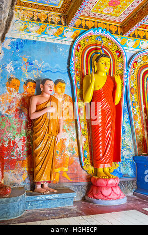 La statue de Bouddha Debout en couleurs, offrant la protection, Temple Isurumuniya Banque D'Images