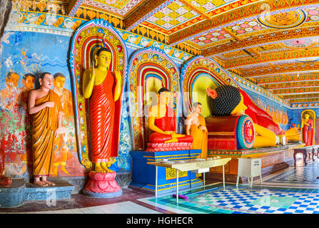 La statue de Bouddha Debout, offrant la protection, Bouddha assis - méditer et Bouddha couché statue - la pose du Nirvana Banque D'Images