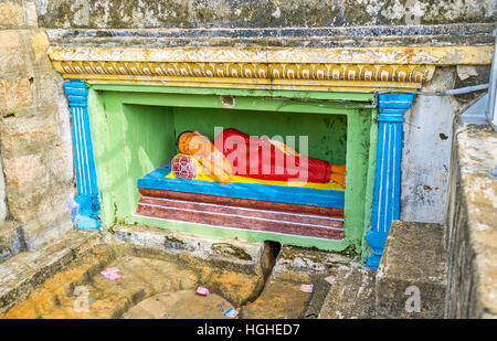 La statue de Bouddha dans Reclinng Rock sur le créneau du Temple Isurumuniya, Anuradhapura, Sri Lanka. Banque D'Images