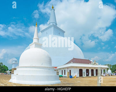 Le petit Stupa à coin et le grand Stupa Ruwanwelisaya au milieu du complexe Banque D'Images