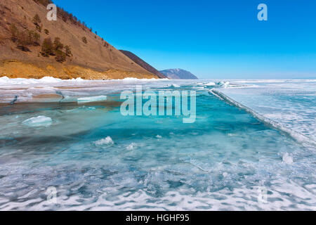 Iceberg de glace les producteurs dans l'eau turquoise du lac Baikal. Banque D'Images