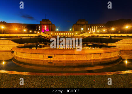 Les fontaines et les Jardins du Trocadéro à Paris, en France, dans la nuit Banque D'Images