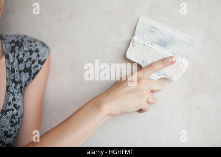 Femme part avec manucure. Gros plan du couteau de palette ou racloir Banque D'Images