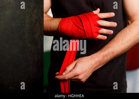 Les bandages de boxe rouge homme porte Banque D'Images