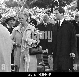 KUNG CARL GUSTAV comme Prince Héritier 1967 avec sa mère la princesse Sibylla à journée nationale à Skansen Banque D'Images