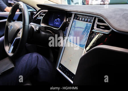 Moscou, Russie - le 23 novembre 2016 : l'intérieur de la cabine voiture Tesla Model S. Banque D'Images