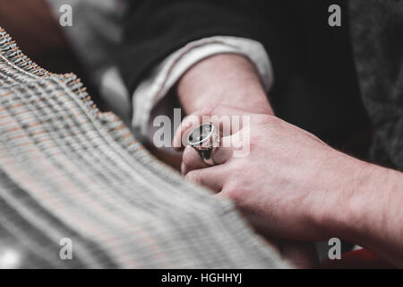 Gros plan homme asiatique sur le doigt vintage ring Banque D'Images