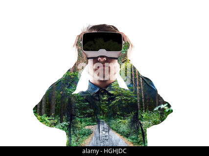 Double exposition. Homme portant des lunettes de réalité virtuelle. La forêt. Tr Banque D'Images