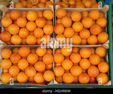 Des oranges cultivées avec des traitements naturels sans additifs chimiques pour la vente sur le marché local Banque D'Images