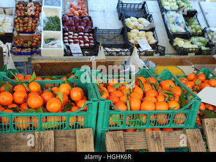 Des oranges cultivées avec des traitements naturels sans additifs chimiques et autres fruits et légumes pour la vente au marché aux légumes Banque D'Images