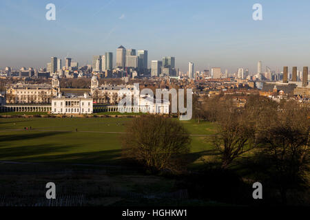 GV les photos prises dans le magnifique parc de Greenwich qui offre une vue fantastique de l'ancienne école navale avec Canary Wharf derrière Banque D'Images