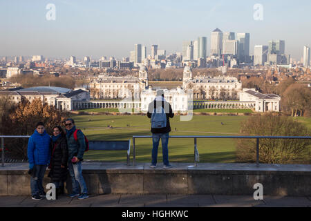 GV les photos prises dans le magnifique parc de Greenwich qui offre une vue fantastique de l'ancienne école navale avec Canary Wharf derrière Banque D'Images