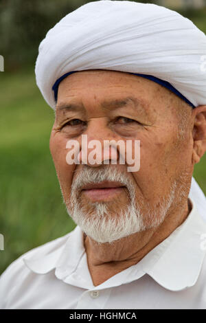 Un kazakh âgé portant un turban à Shymkent, au Kazakhstan Banque D'Images