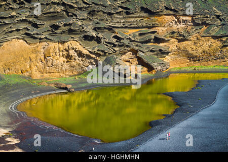 Cratère et piscine. Charco de los ciclos. El Golfo. Lanzarote, Islas Canarias. Banque D'Images