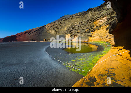 Cratère et piscine. Charco de los ciclos. El Golfo. Lanzarote, Islas Canarias. Banque D'Images