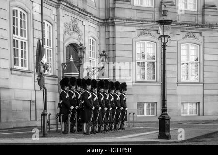 Copenhague, Danemark - 11 novembre 2016 : Groupe de garde royale danoise au cours de l'évolution de la Garde de cérémonie à Amalienborg Palace Banque D'Images