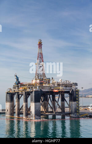 La plate-forme de forage pétrolier dans le port de Malaga Espagne Banque D'Images