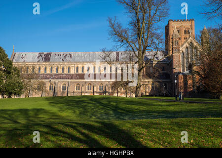 Une vue sur la magnifique cathédrale de St Albans vu de Verulamium Park dans le centre-ville historique de St Albans, en Angleterre. Banque D'Images