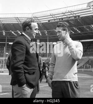 Willie Wallace du Celtic (à droite) s'entretient avec l'ancien capitaine de l'Angleterre Billy Wright à Wembley, Londres. Wallace est membre de l'équipe d'Ecosse qui avait un oeil à Wembley aujourd'hui à la préparation de match de demain contre l'Angleterre. Banque D'Images