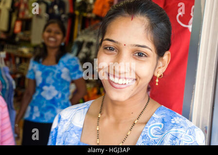 Shop assistant d'origine indienne à Nadi, Fidji Banque D'Images