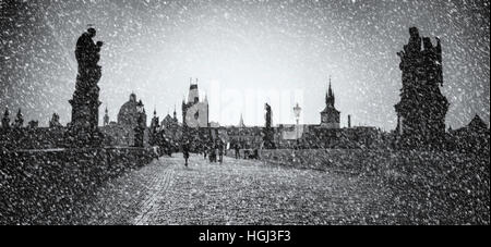 Scène hivernale romantique : de la neige sur le Pont Charles, Prague, République tchèque. Texture fine et photo altérées. Banque D'Images