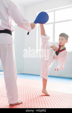 Les jeunes de l'enseignement de l'instructeur de Tae Kwon Do garçon Banque D'Images