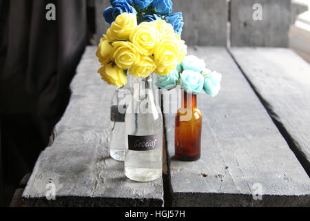 Gracias, merci en espagnol, tag et fleurs dans une bouteille sur la table en bois Banque D'Images