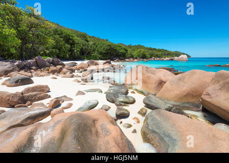 Les roches de granit sur Anse Lazio beach Tropical Banque D'Images