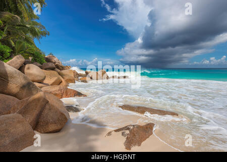 Rochers de granit sur la plage tropicale à Praslin Island, Seychelles Banque D'Images