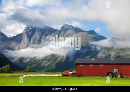 Petite ferme en Norvège avec tracteur par un mur de la grange rouge Banque D'Images