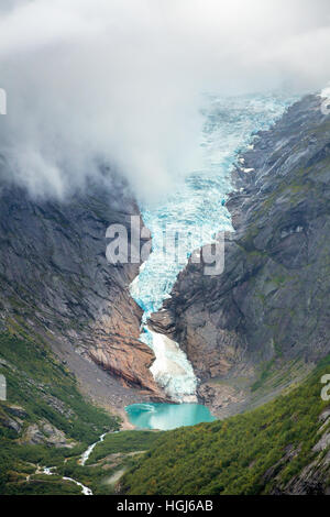 Briksdalsbreen Glacier Briksdal ou avec un petit lac glaciaire Briksdalsbrevatnet, une attraction touristique populaire en Norvège Banque D'Images