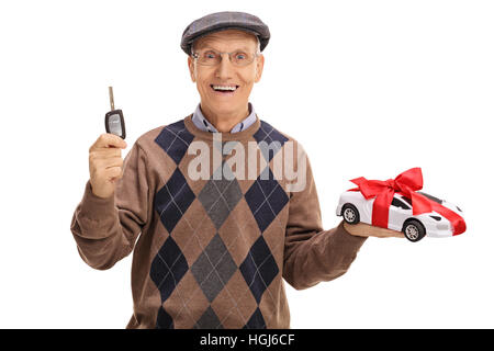 Happy tenant une clé de voiture et une voiture modèle isolé sur fond blanc Banque D'Images