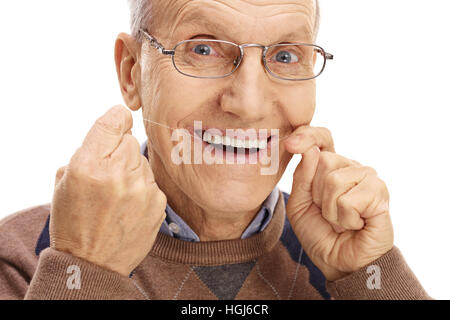 Man flossing ses dents isolé sur fond blanc Banque D'Images