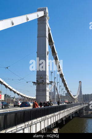 Vue sur le pont Krymsky, construit en 1938, enjambe la rivière et se connecte avec Krymskaya street Krymsky Val Banque D'Images