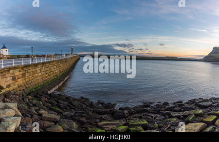 La magnifique ville historique de Whitby, North Yorkshire, avec ses nombreuses rues pavées, l'abbaye de Whitby et étonnante de l'histoire et l'architecture Banque D'Images