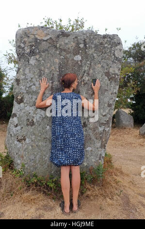 Une femme épouse un standing stone Banque D'Images