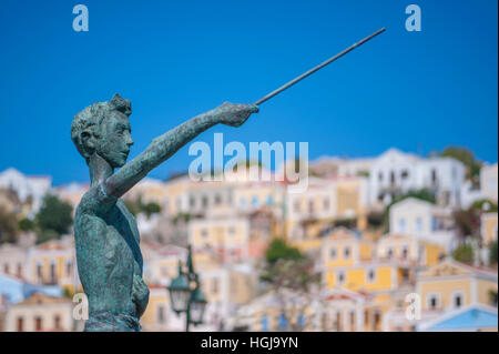 Statue de garçon dans le port de Symi - Dodécanèse Grèce Yialos Banque D'Images