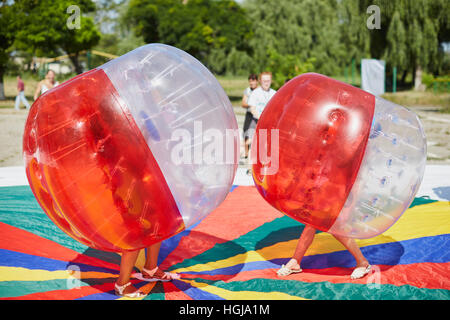 Bubble bump. Jeu d'équipe à l'extérieur. Amusant pour les adolescents. Banque D'Images