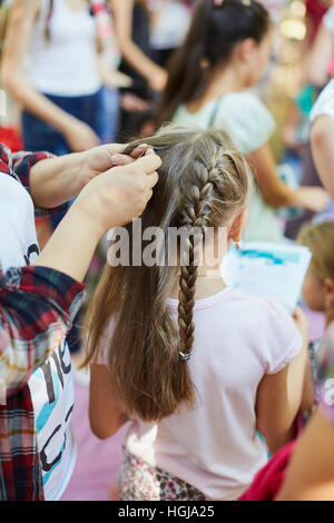 Jeune fille et sa natte de cheveux. Shot verticale Banque D'Images