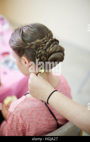 Jeune fille et sa natte de cheveux. Shot verticale Banque D'Images