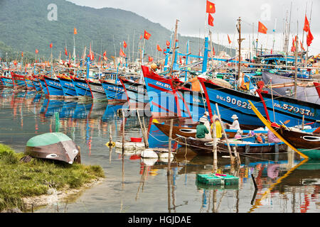 Des bateaux de pêche commerciale ancrée dans les aires protégées du port de Da Nang. Banque D'Images