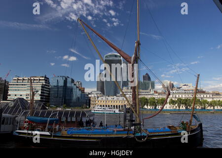 Barge Spritsail Gladys fait partie du lieu historique national de certificat et 204 de la flotte a été construit en 1901 dans l'arrière-plan est la ville de Londres Banque D'Images