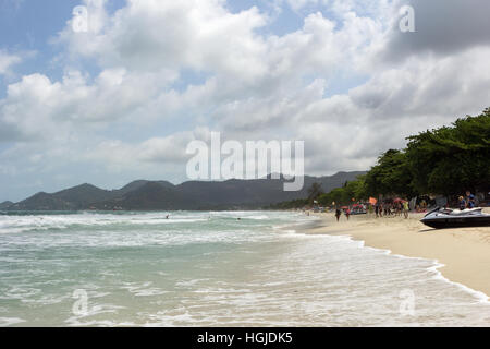 Personnes et des jet-skis à la plage de Chaweng à Koh Samui en Thaïlande. Banque D'Images