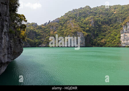 Les falaises abruptes au Emerald Lake sur l'île de Koh Mae Ko à l'Ang Thong (Parc National Marin de Angthong) en Thaïlande. Banque D'Images