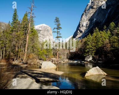 Le lac Miroir et demi dôme dans la vallée de Yosemite par un beau jour d'hiver en décembre 2016. Banque D'Images