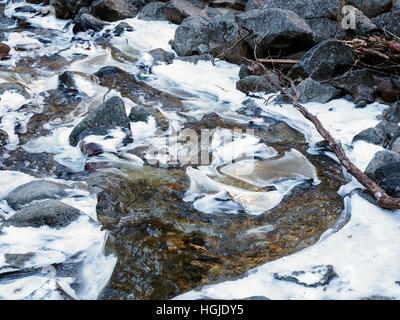 L'eau se précipiter et de glace - Bridalveil Falls Creek Bridalveil ci-dessous, la Vallée Yosemite sur une lumineuse et froide journée de décembre 2016. Banque D'Images