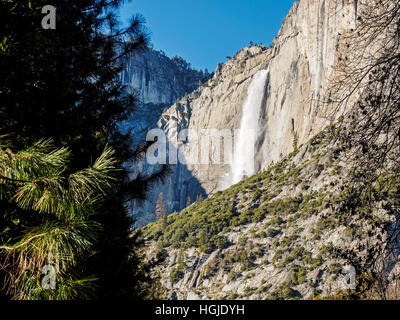 Upper Yosemite Falls dans la vallée de Yosemite vu de la vallée par un beau jour d'hiver en décembre 2016. Banque D'Images