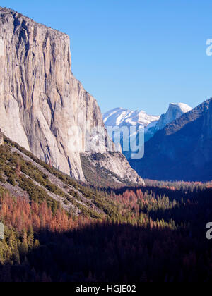 El Capitan, Half Dome et la vallée de Yosemite vu de vue de tunnel par un beau jour d'hiver en décembre 2016 Banque D'Images